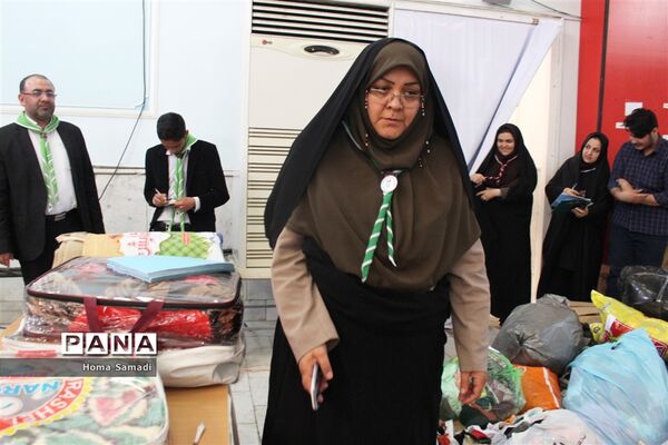 بسته بندی اقلام جمع‌آوری شده از دانش‌آموزان و فرهنگیان آذربایجان شرقی