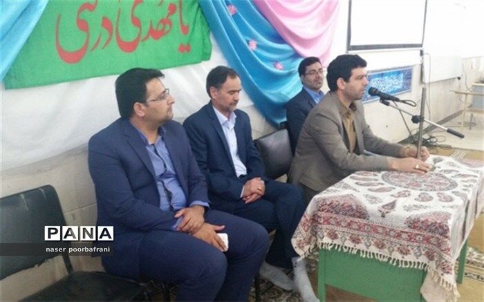 برپایی میز خدمت در دبیرستان شهید دکتر شمس الدین حسینی نایین