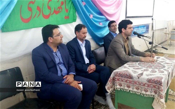 برپایی میز خدمت در دبیرستان شهید دکتر شمس الدین حسینی نایین