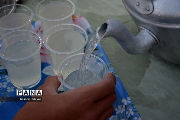 پخش شربت و شیرینی در جشن میلاد امام زمان (عج) شهرستان خوسف