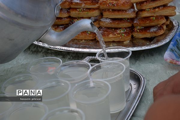 پخش شربت و شیرینی در جشن میلاد امام زمان (عج) شهرستان خوسف