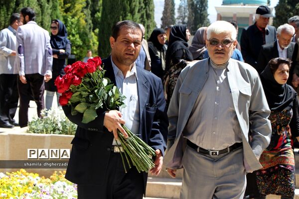 آیین گلباران آرامگاه سعدی  و دیدار با خانواده سیل زدگان در یادروز این شاعر پرآوازه