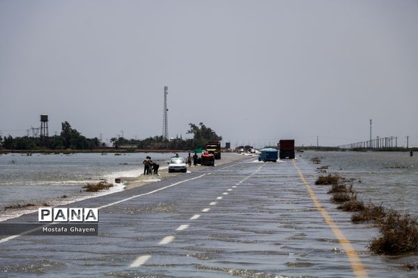 آب گرفتگی مسیراهواز_آبادان و ماهیگیری مردم از تالابها
