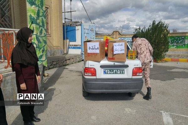 اهداء عروسک به کودکان سیل زده توسط دانش‌آموزان دبستان مائده منطقه خزل همدان