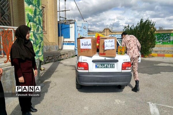 اهداء عروسک به کودکان سیل زده توسط دانش‌آموزان دبستان مائده منطقه خزل همدان
