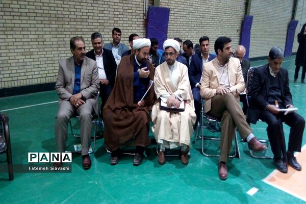 اهداء عروسک به کودکان سیل زده توسط دانش‌آموزان دبستان مائده منطقه خزل همدان