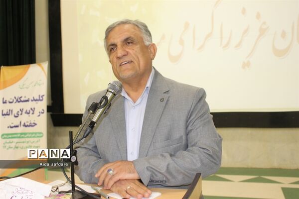 همایش بزرگداشت استاد محمد بهمن بیگی  در بوشهر ( 2 )