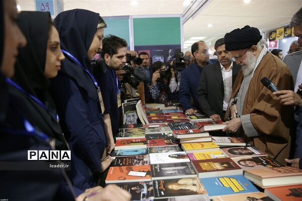 بازدید رهبرمعظم انقلاب از نمایشگاه کتاب تهران