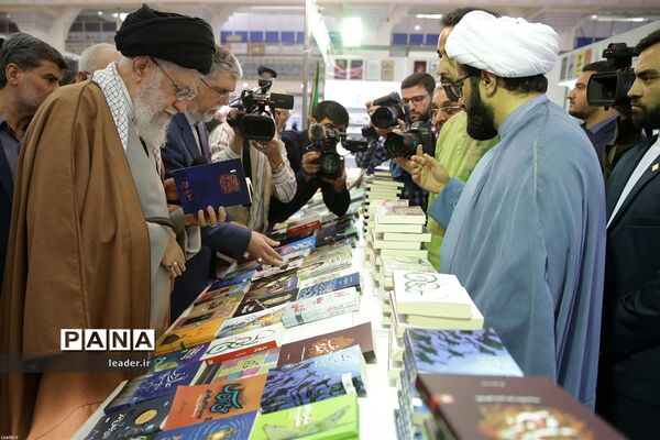 بازدید رهبرمعظم انقلاب از نمایشگاه کتاب تهران