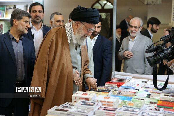 بازدید رهبرمعظم انقلاب از نمایشگاه کتاب تهران