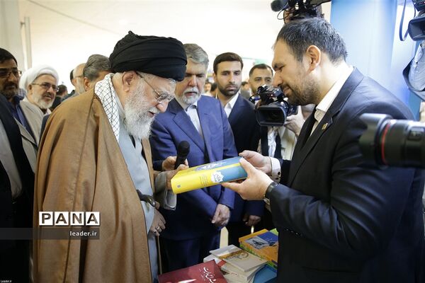 بازدید رهبرمعظم انقلاب از نمایشگاه کتاب تهران