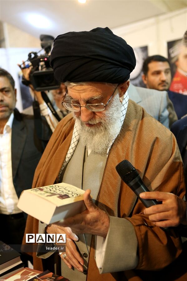 بازدید رهبرمعظم انقلاب از نمایشگاه کتاب تهران