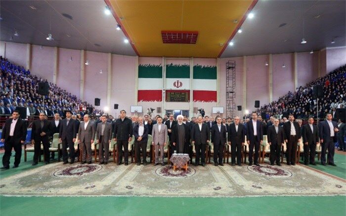 تجلیل روحانی از کارگران و مدیران واحدهای نمونه تولیدی و صنعتی کشور