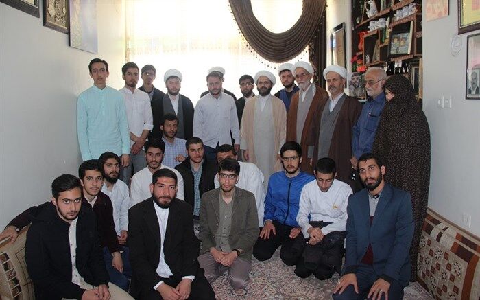 طلاب قزوینی با خانواده شهید حمید سیاهکالی مرادی مدافع حرم دیدار کردند