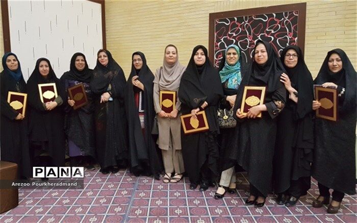 تجلیل از معلمان دبیرستان فرزانگان حکیم زاده