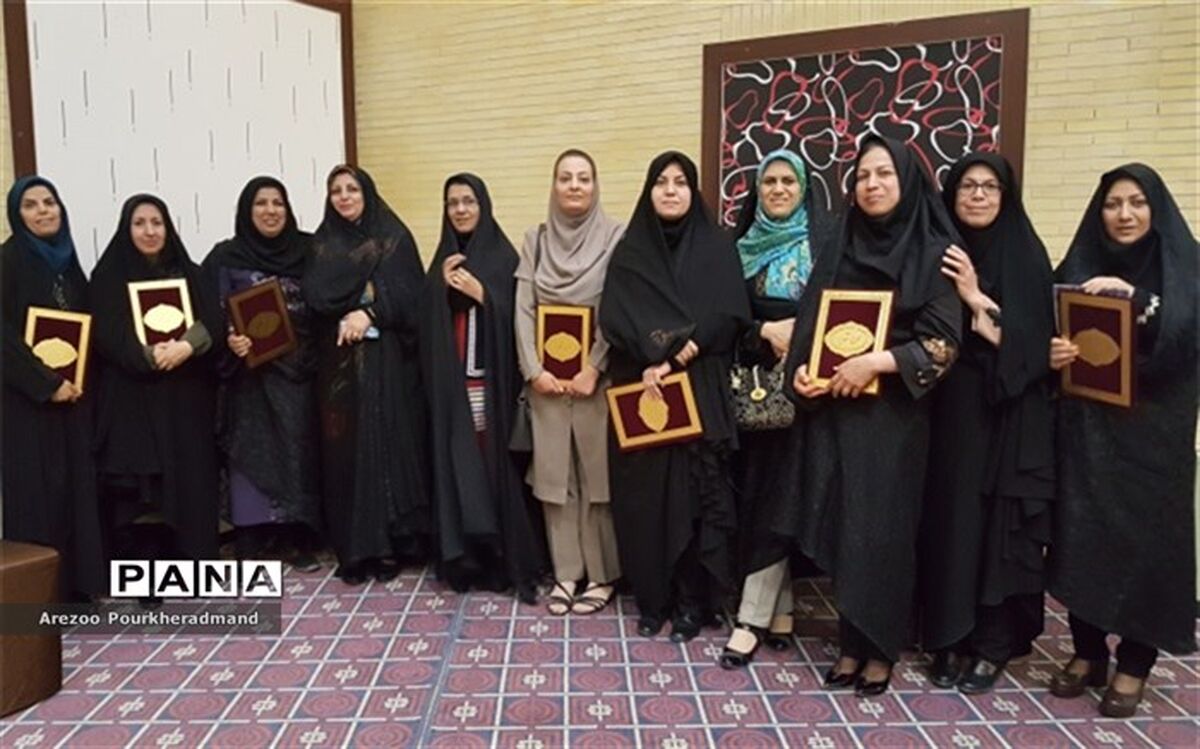 تجلیل از معلمان دبیرستان فرزانگان حکیم زاده