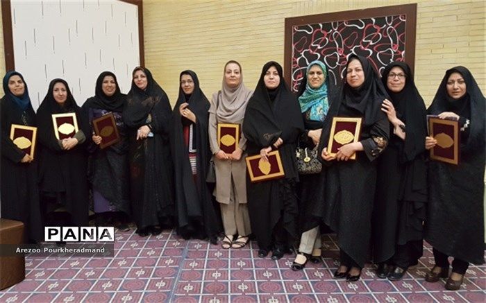 تجلیل از معلمان دبیرستان فرزانگان حکیم زاده