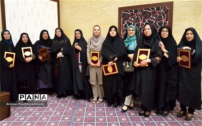 تجلیل از معلمان دبیرستان فرزانگان حکیم زاده