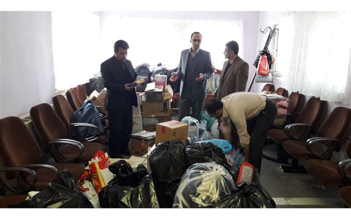 بازدید معاون پرورشی وفرهنگی آموزش وپرورش اردبیل از محل جمع آوری کمک‌های غیر نقدی فرهنگیان ودانش آموزان استان به مردم آسیب دیده از سیل