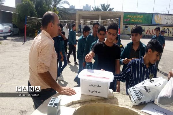 سیل مهربانی دانش‌آموزان خُنج برای همکلاسی‌های سیل‌زده