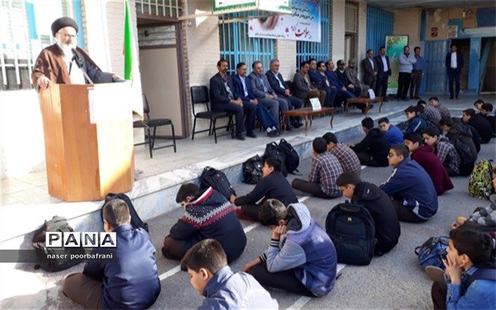 نواخته شدن زنگ سلامت در مدارس  شهرستان نایین