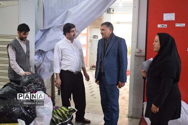 بازدید مدیر‌کل آموزش و پرورش آذربایجان شرقی از مرکز جمع‌آوری کمک به سیل‌زدگان