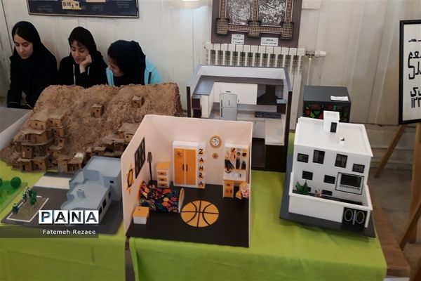 نمایشگاه هنرستان فاطمه الزهرا به مناسبت هفته مشاغل