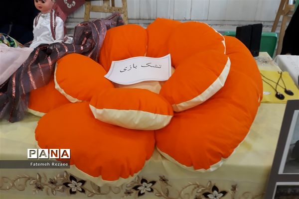 نمایشگاه هنرستان فاطمه الزهرا به مناسبت هفته مشاغل