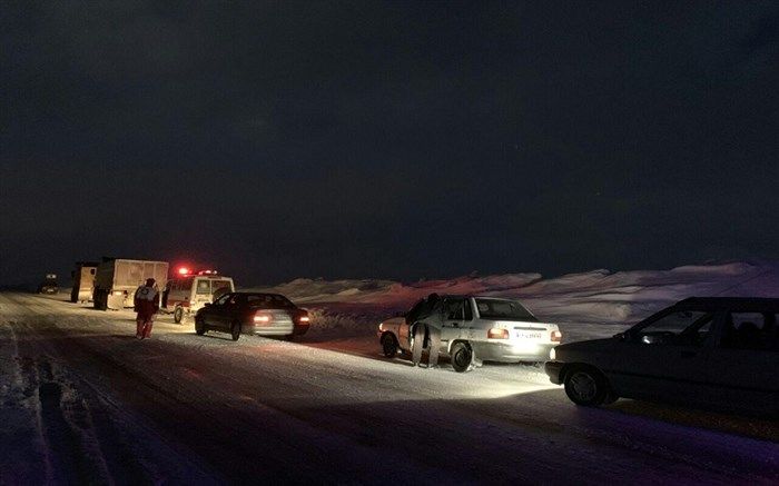 هلال احمر تکاب به 150 مسافر گرفتار در کولاک امدادرسانی کرد