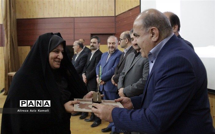 برگزیدگان جشنواره تجارب موفق برتر مدیران و معاونان مدارس مازندران تجلیل شدند