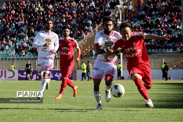 دیدار تیم‌های تراکتورسازی تبریز و  پرسپولیس تهران
