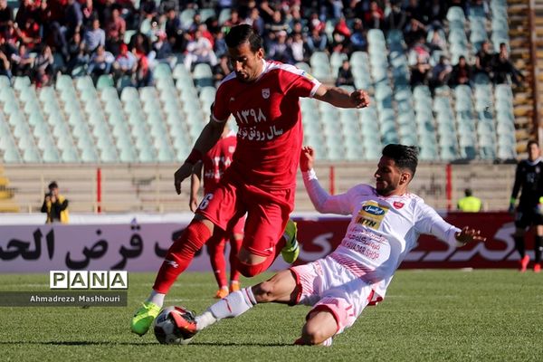 دیدار تیم‌های تراکتورسازی تبریز و  پرسپولیس تهران