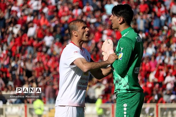 دیدار تیم‌های تراکتورسازی تبریز و  پرسپولیس تهران