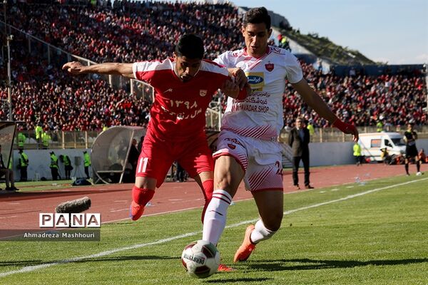 دیدار تیم‌های تراکتورسازی تبریز و  پرسپولیس تهران