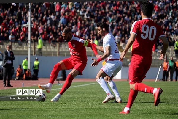 دیدار تیم‌های تراکتورسازی تبریز و  پرسپولیس تهران