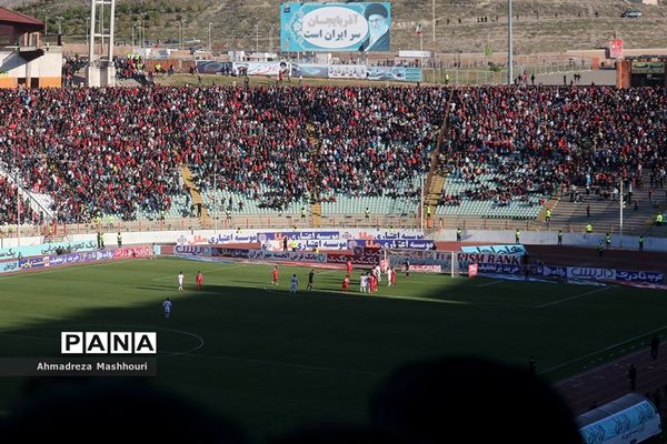 دیدار تیم‌های تراکتورسازی تبریز و  پرسپولیس تهران