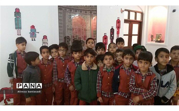 بازدید دانش آموزان پایه اولی از موزه عروسک های بیرجند پس از تدریس نشانه "ع"