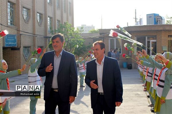 قدردانی دانش آموزان پیشتاز ازمعلمان
