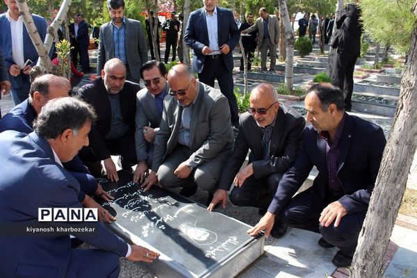 غبار روبی مزار شهدای ارومیه بمناسبت هفنه بزرگداشت معلم