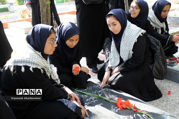 غبار روبی مزار شهدای ارومیه بمناسبت هفنه بزرگداشت معلم