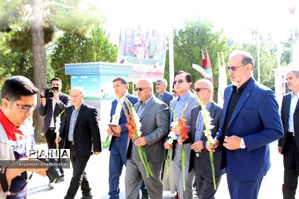 غبار روبی مزار شهدای ارومیه بمناسبت هفنه بزرگداشت معلم