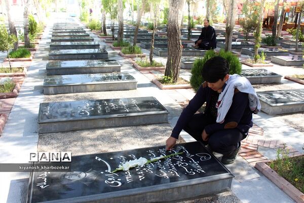 غبار روبی مزار شهدای ارومیه بمناسبت هفنه بزرگداشت معلم