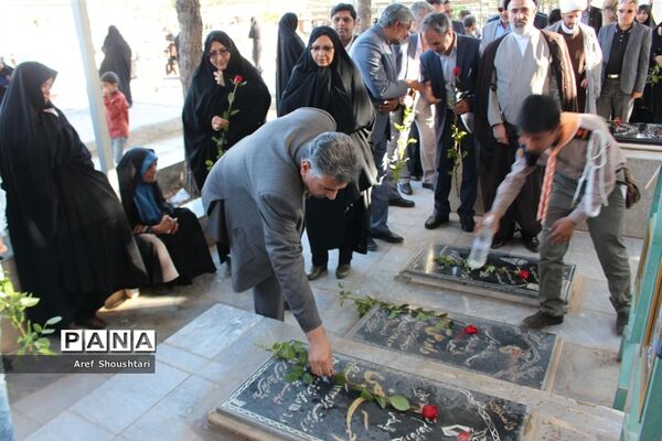 غبار روبی مزار شهدا به مناسبت هفته معلم