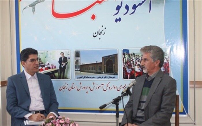 آموزگاری که 44 سال است پایه اول ابتدایی تدریس می کند