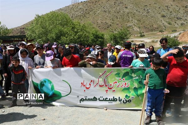 حضور شهروندان شهرقدس در مراسم کوهپیمایی خانوادگی