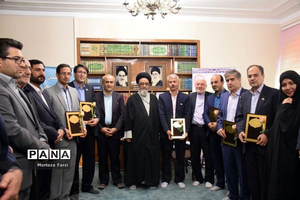 دیدار فرهنگیان و معلمین منتخب استان با امام جمعه تبریز