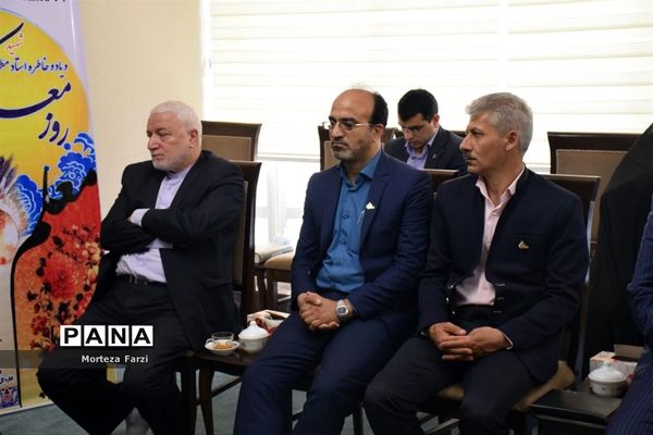 دیدار فرهنگیان و معلمین منتخب استان با امام جمعه تبریز