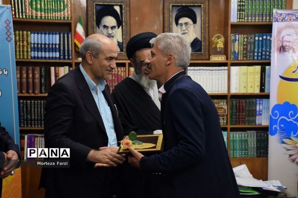 دیدار فرهنگیان و معلمین منتخب استان با امام جمعه تبریز