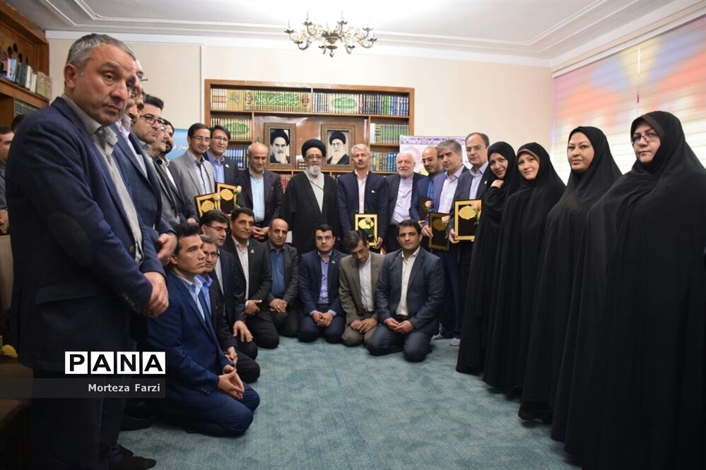 دیدار فرهنگیان و معلمین منتخب استان با امام جمعه تبریز