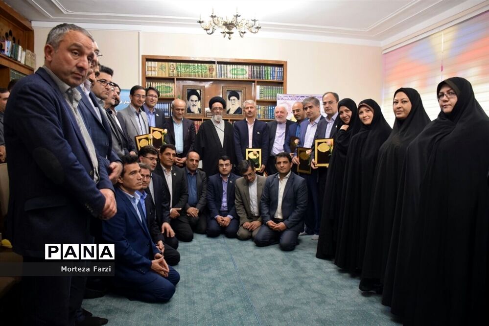 دیدار فرهنگیان و معلمین منتخب استان با امام جمعه تبریز